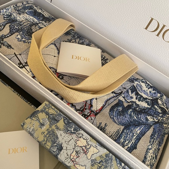 DIOR VIP PLATINUM GIFTS - Picture 1 of 6